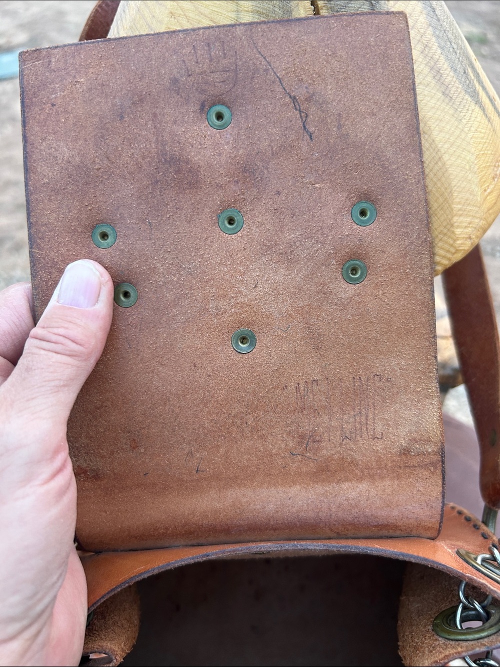 Vintage 70’s Leather Crossbody Bag with Antique Etched Brass Closure - Picture 9 of 15